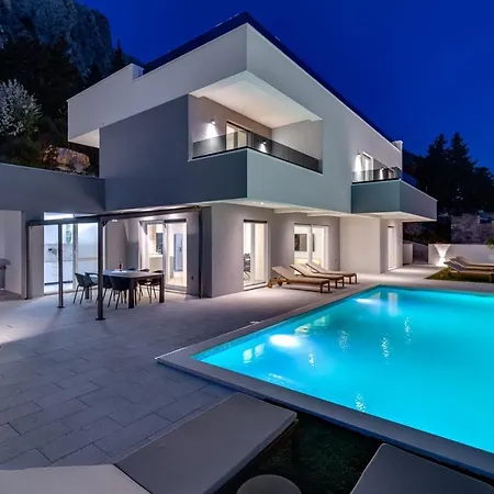 Bamm With Heated 36sqm Pool, 5 En-suite Bedrooms And Panoramic Sea Views *
